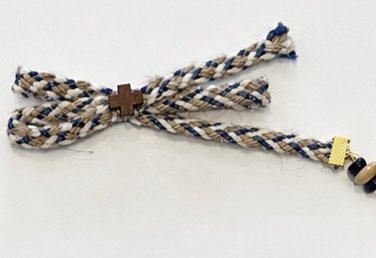 Καρφίτσα από πλεκτό κορδόνι με σταυρό και χάντρες Μ26.45