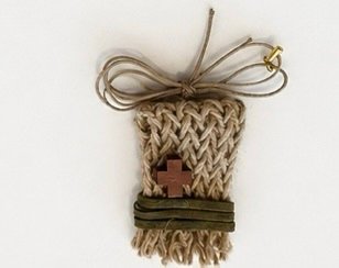 Καρφίτσα πλεκτή από φυσικό ύφασμα με ξύλινο σταυρό Μ26.29